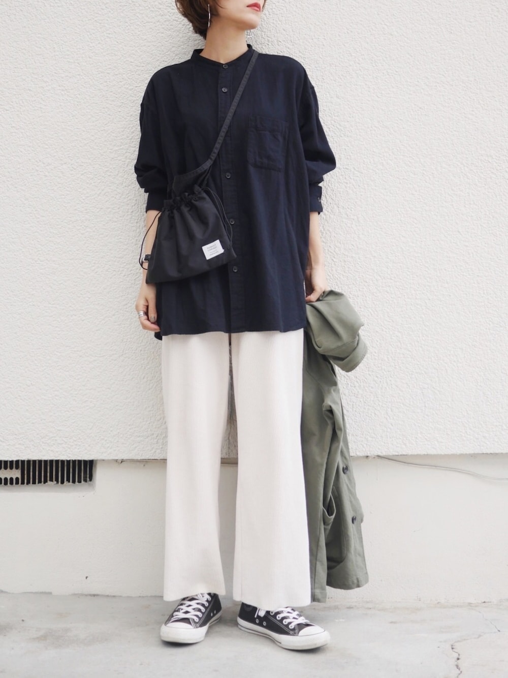 ブラック系のシャツ/ブラウス、ホワイト系のその他パンツ、グリーン系のブルゾンを着用したレディースの秋コーディネートの1枚目の写真