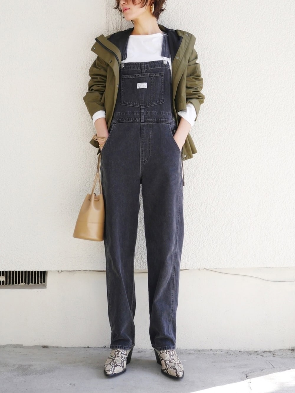 「ZARA、パイソン柄、サロペット、巾着バッグ、着回しコーデ、ママコーデ、ロンT、白Tシャツ、マウンテンパーカー、スポーツミックス」｜「Levi'sの＜LEVI’S（リーバイス）＞デニムオーバーオール（サロペット/オーバーオール、ブラック系）」を使った、金子三記(miki)さん（レディース・170cm）の春コーディネートの1枚目の写真
