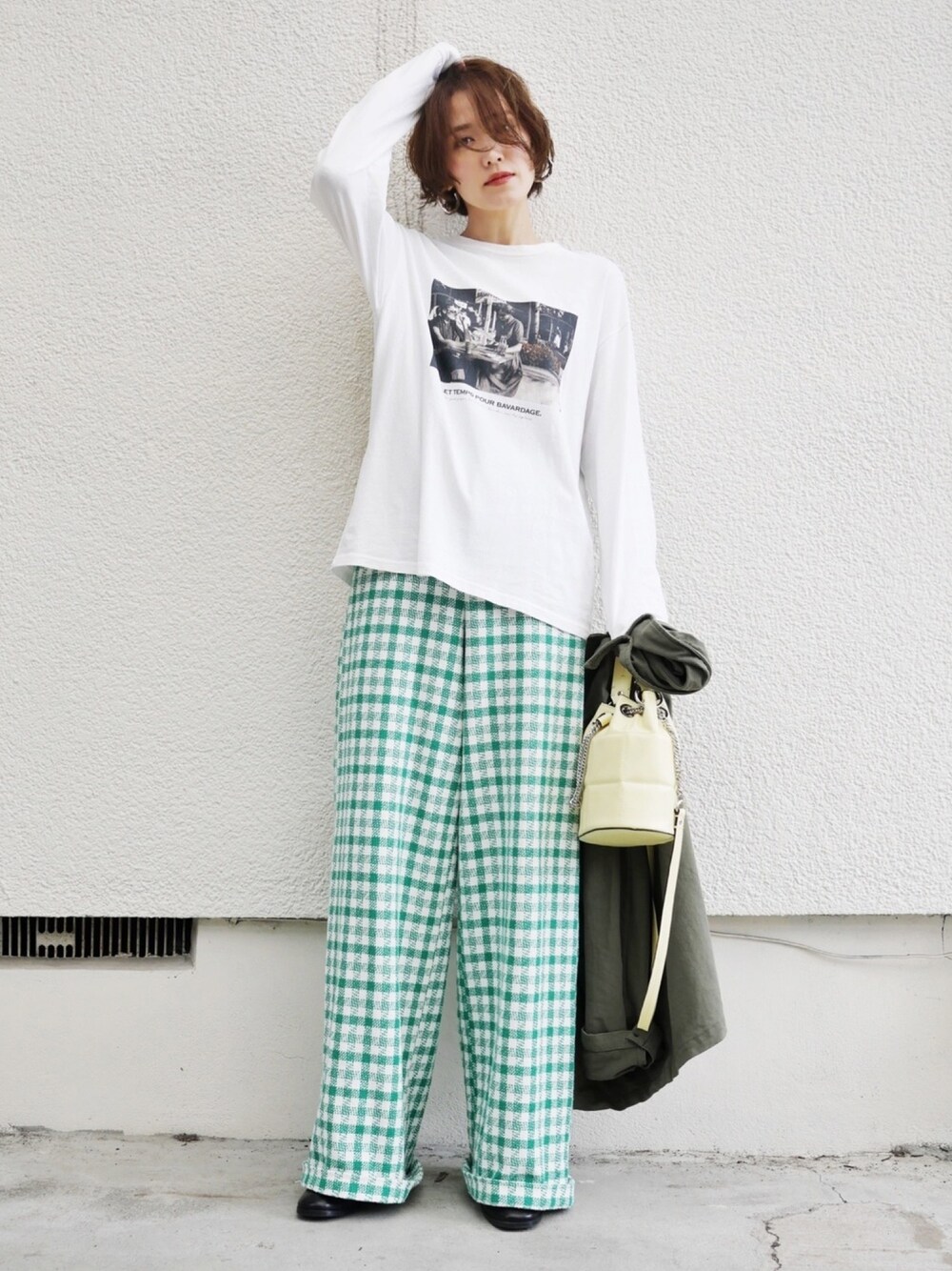 「グリーン、ZARA、ザラジョ、プリントT、フォトT、ロンT、ワイドパンツ、チェックパンツ、イエロー、パンツスタイル」｜「ottilieのフォトプリントロンT　カフェ（Tシャツ/カットソー、ホワイト系）」を使った、金子三記(miki)さん（レディース・170cm）の春コーディネートの1枚目の写真