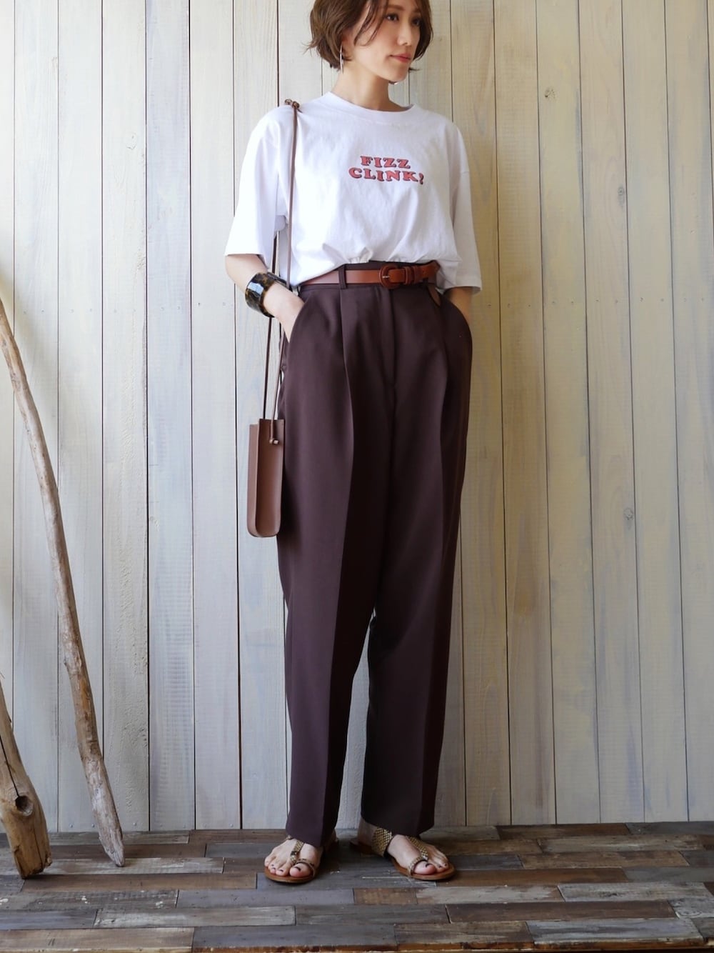 「休日スタイル、おうちファッション、おうちスタイル、リラックススタイル、ロゴT、ショルダーバッグ、TODAYFUL、サンダル、休日コーデ、大人カジュアル」｜「TODAYFULのFIZZ CLINK Tシャツ（Tシャツ/カットソー、ホワイト系）」を使った、金子三記(miki)さん（レディース・170cm）の春コーディネートの1枚目の写真