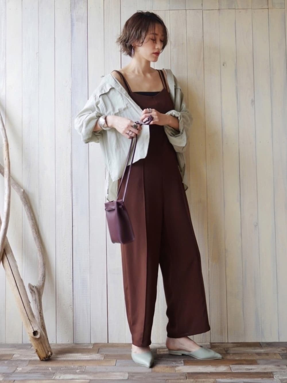 「サロペット、グリーン、ショルダーバッグ、高身長女子、アースカラー、リラックススタイル、夏セールで買いました、ブラウンコーデ、トングサンダル、くすみカラー」｜「EMMEL REFINESの〔ハンドウォッシャブル〕SMF HW サテンキャミ サロペット（サロペット/オーバーオール、ブラウン系）」を使った、金子三記(miki)さん（レディース・170cm）の夏コーディネートの1枚目の写真
