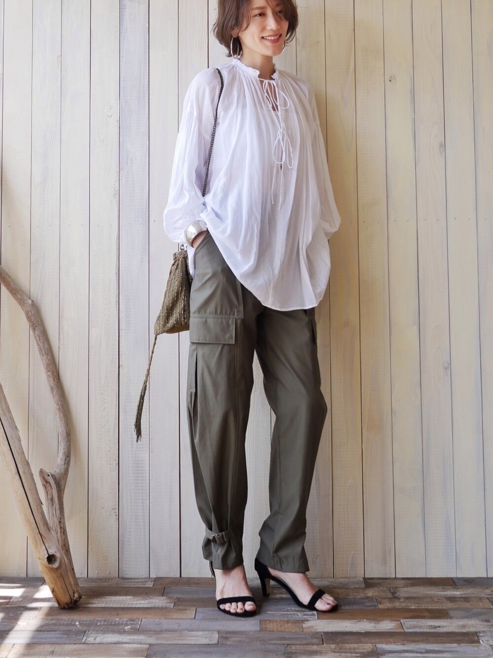 ホワイト系のシャツ/ブラウス、グリーン系のカーゴパンツ、ゴールド系のバッグを着用したレディースの夏コーディネートの1枚目の写真