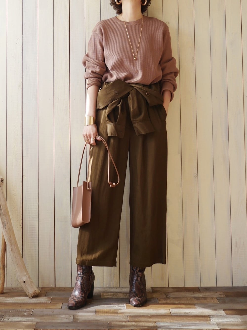 「アンジーヴィンテージ、大人ヴィンテージ、ANGIEVINTAGE、古着MIX、ロンT、オールインワン、ジャンプスーツ、ブーツ、ワントーンコーデ、パイソン柄」｜「ANGIEのエルボーパッチヘヴィーサーマルロンT（Tシャツ/カットソー、ブラウン系）」を使った、金子三記(miki)さん（レディース・170cm）の秋コーディネートの1枚目の写真