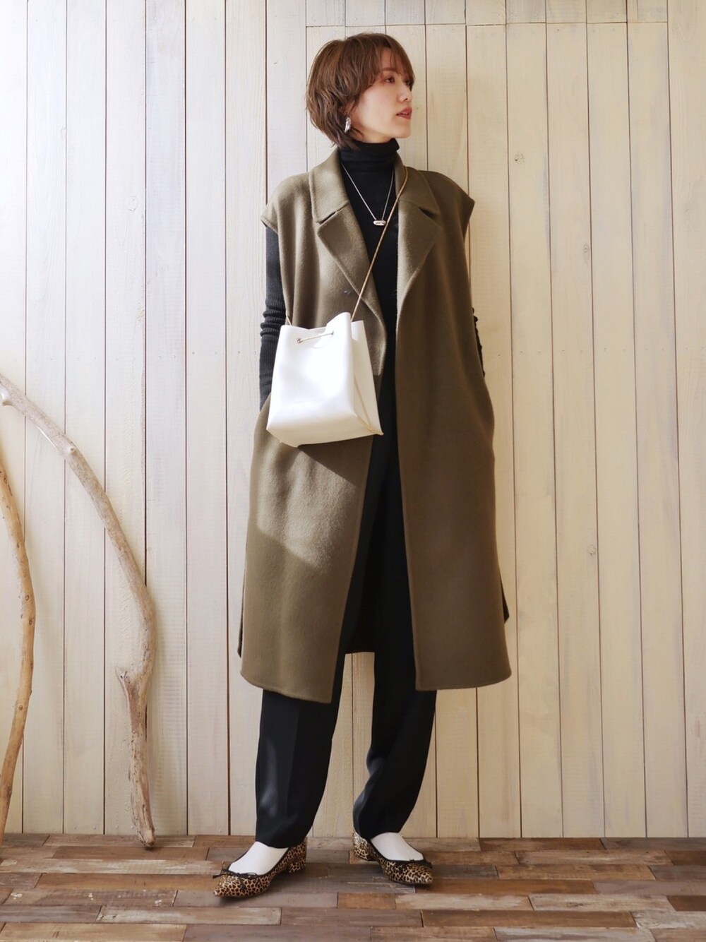 「私の推しブランド、タートルネック、プチプラ、ショートヘア、きれいめカジュアル、ZARA、高身長女子、レオパード、バレエシューズ、レイヤードスタイル」｜「UNIQLOのエクストラファインメリノリブタートルネックセーター（長袖）（ニット/セーター、ブラック系）」を使った、金子三記(miki)さん（レディース・170cm）の冬コーディネートの1枚目の写真