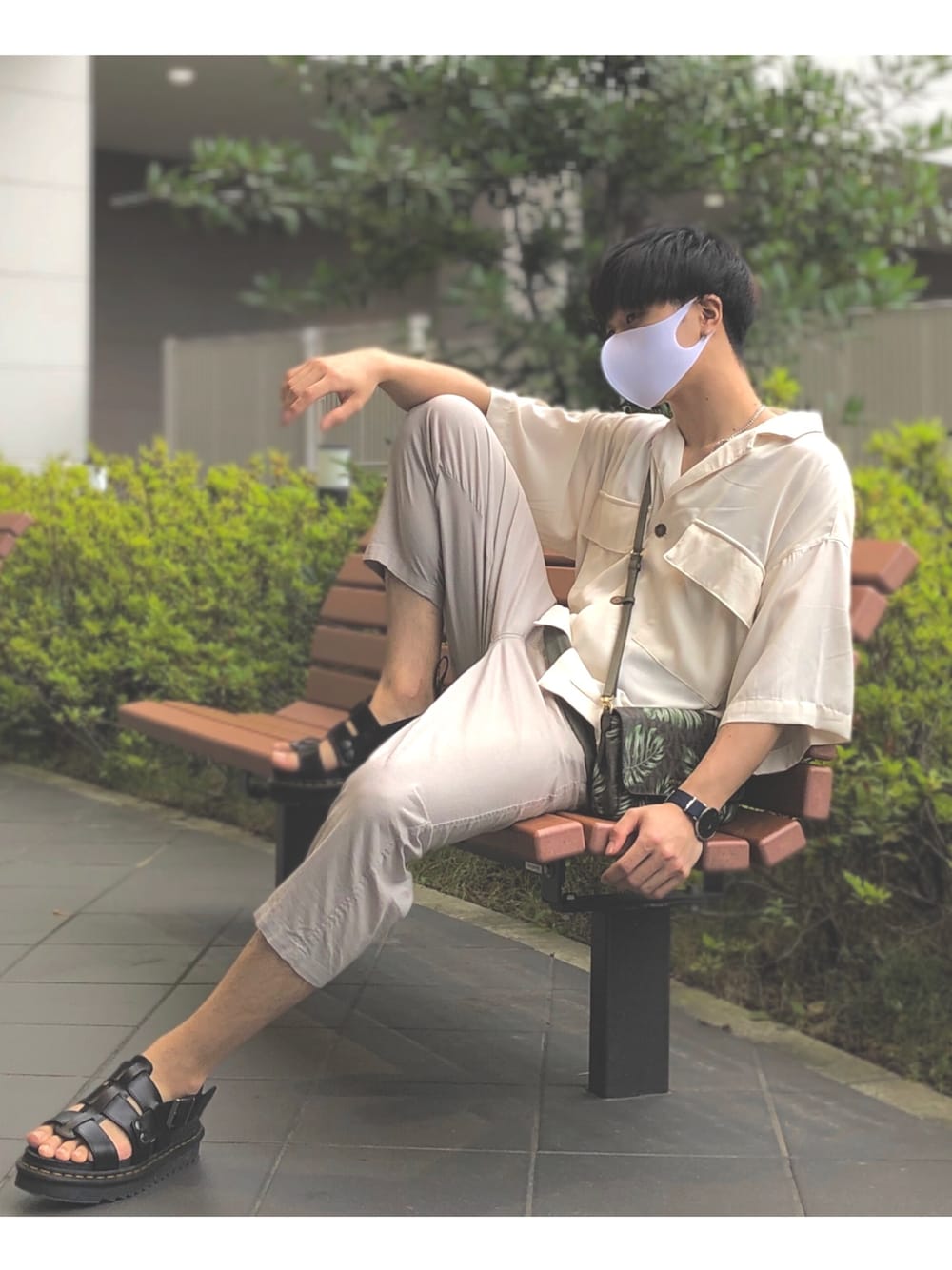 「シンプル、おしゃれさんと繋がりたい、夏、大人カジュアル、休日スタイル、サンダル、ドクターマーチン、オープンカラーシャツ、低身長コーデ、ベージュ」｜「MICHAEL KORSのアイテム（バッグ、グリーン系）」を使った、いけしょうさん（メンズ・171cm）の夏コーディネートの1枚目の写真