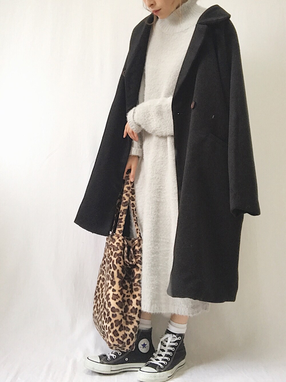 「シンプル、オトナカジュアル、ootd、ニットワンピース、ロングコート、ママコーデ、converse、チェスターコート、レオパード」｜「nougatineの微シャギーフェイクウールコクーンコート（その他アウター、ブラック系）」を使った、emineoさん（レディース・151cm）の冬コーディネートの1枚目の写真