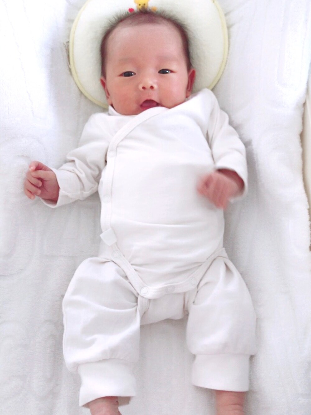 「シンプルコーデ、新生児、ホワイト、無地、生後26日目」｜「H&Mのアイテム（肌着、ホワイト系）」を使った、wakachin❤︎さん（キッズ・50cm）の春コーディネートの1枚目の写真