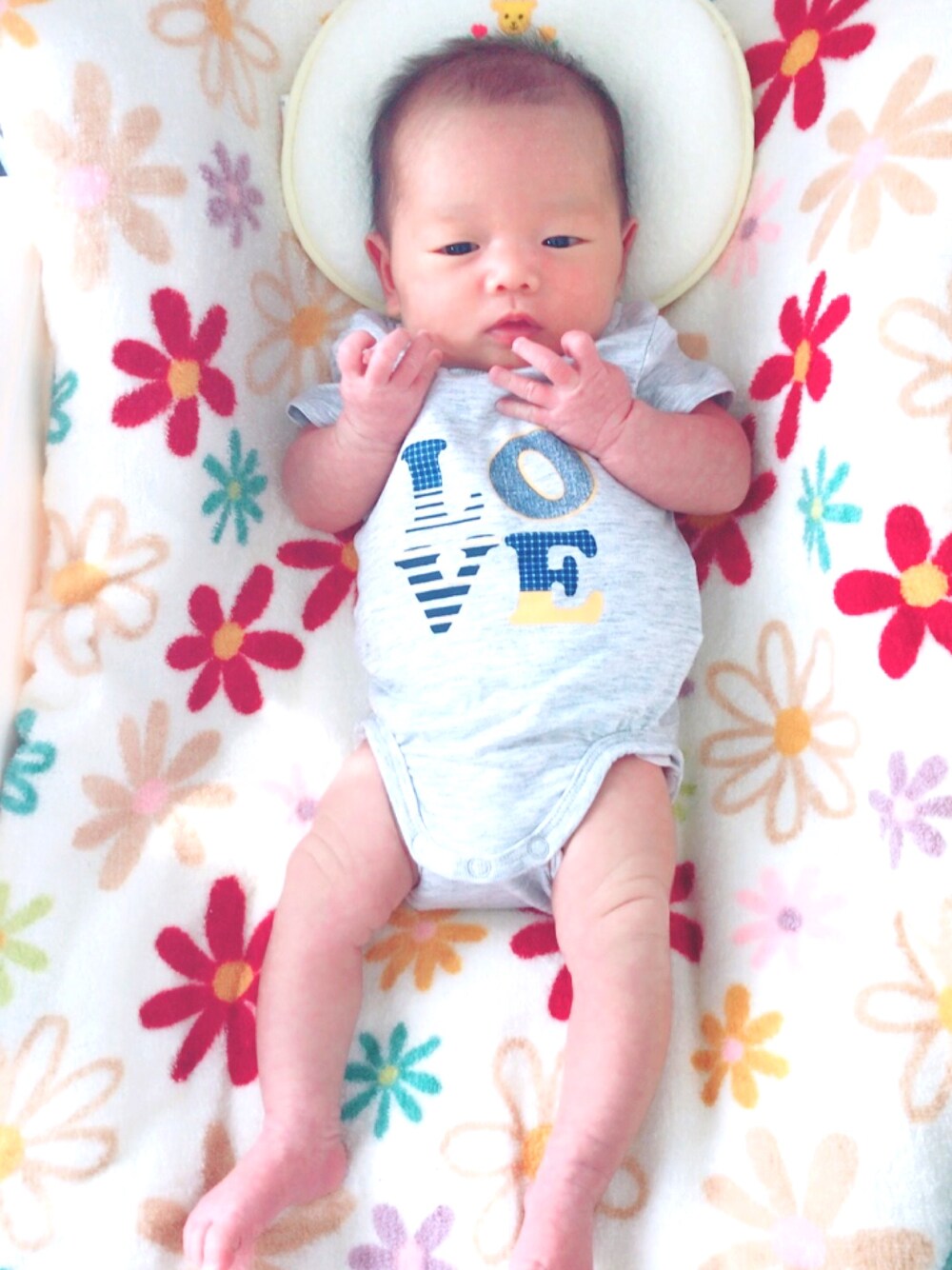 グレー系の肌着を着用したキッズの春コーディネートの1枚目の写真