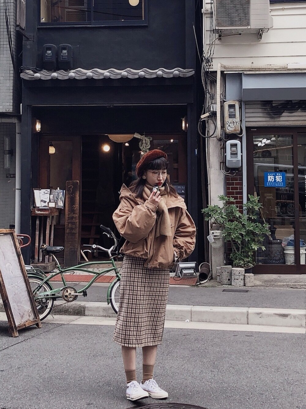 ベージュ系のマウンテンパーカーを着用したレディースの冬コーディネートの1枚目の写真