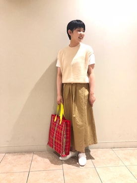 「アイテム（トートバッグ、レッド系）」を使った、藤原さん（レディース・154cm）の春コーディネート