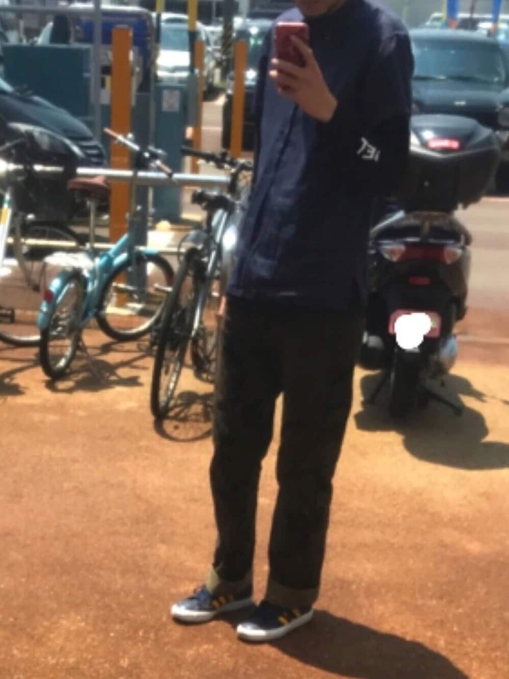 ブルー系のシャツ/ブラウス、ブラック系のTシャツ/カットソー、その他のカーゴパンツを着用したメンズの夏コーディネートの1枚目の写真