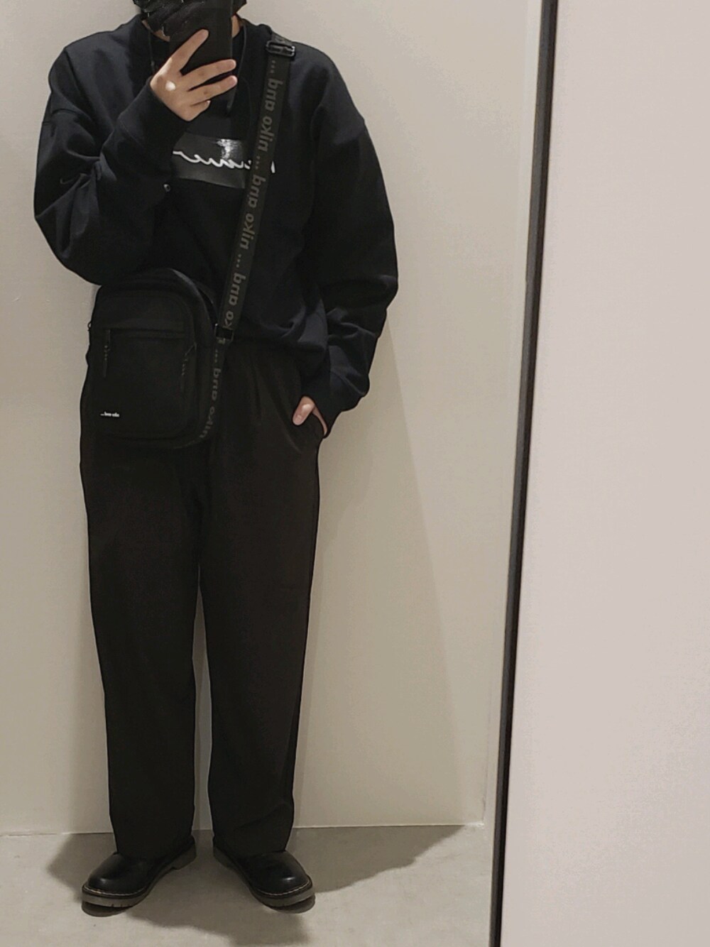 「NUMERALSのアイテム（スウェット、ブラック系）」を使った、yrchnnさん（メンズ・158cm）の春コーディネートの1枚目の写真