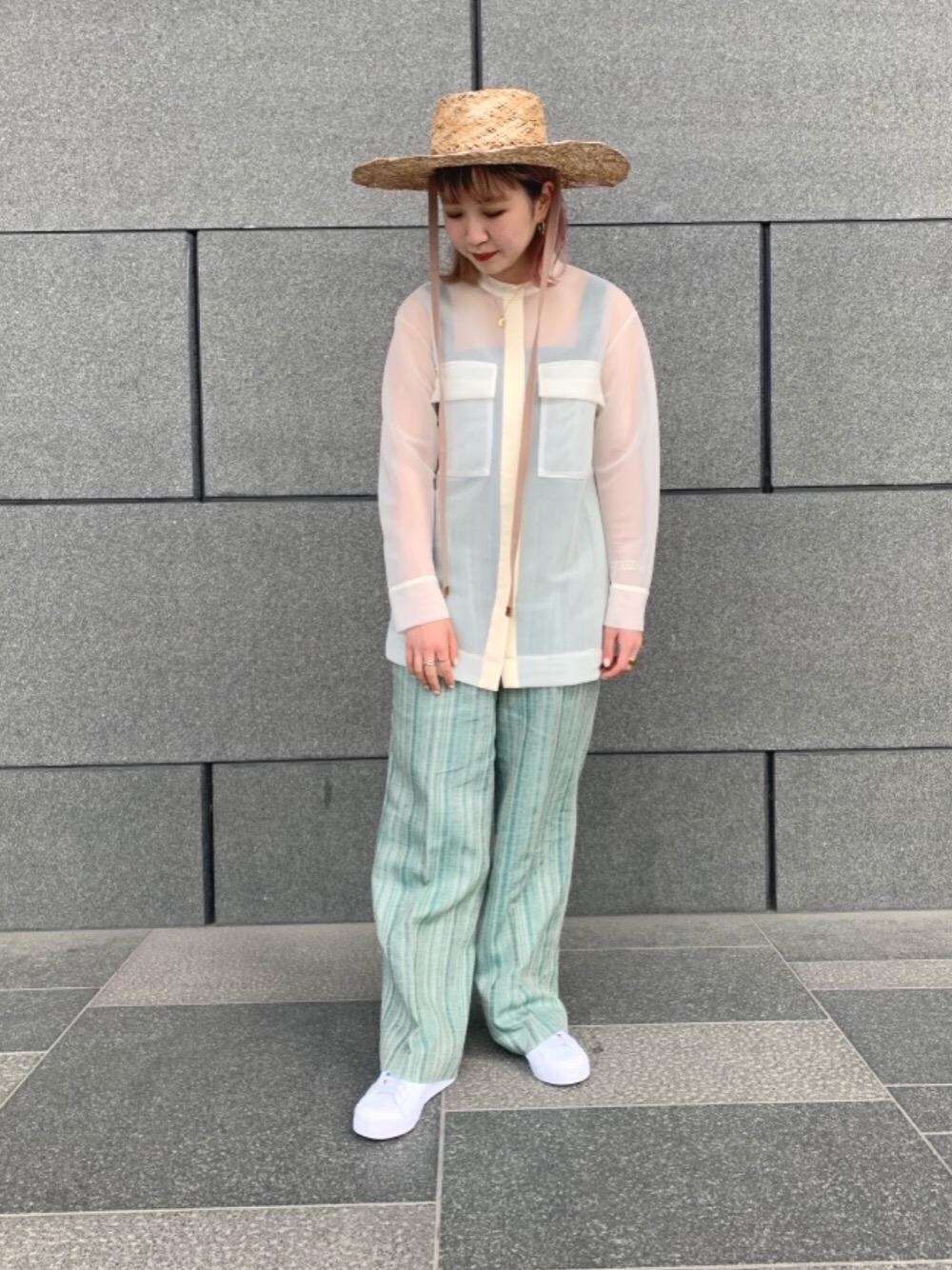 ブルー系のタンクトップ、グリーン系のその他パンツ、ブルー系のスニーカーを着用したレディースの春コーディネートの1枚目の写真