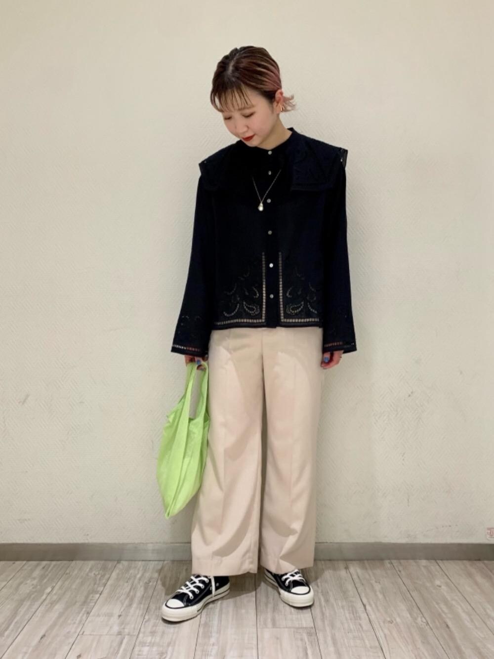 「スニーカー、パンツ、フェミニン、シャツ/ブラウス、RECOMMEND  ITEM STYLING」｜「CONVERSEの＜CONVERSE（コンバース）＞ALL STAR HI MADE IN JAPAN スニーカー（スニーカー、ブラック系）」を使った、福井（fukui）さん（レディース・159cm）の春コーディネートの1枚目の写真