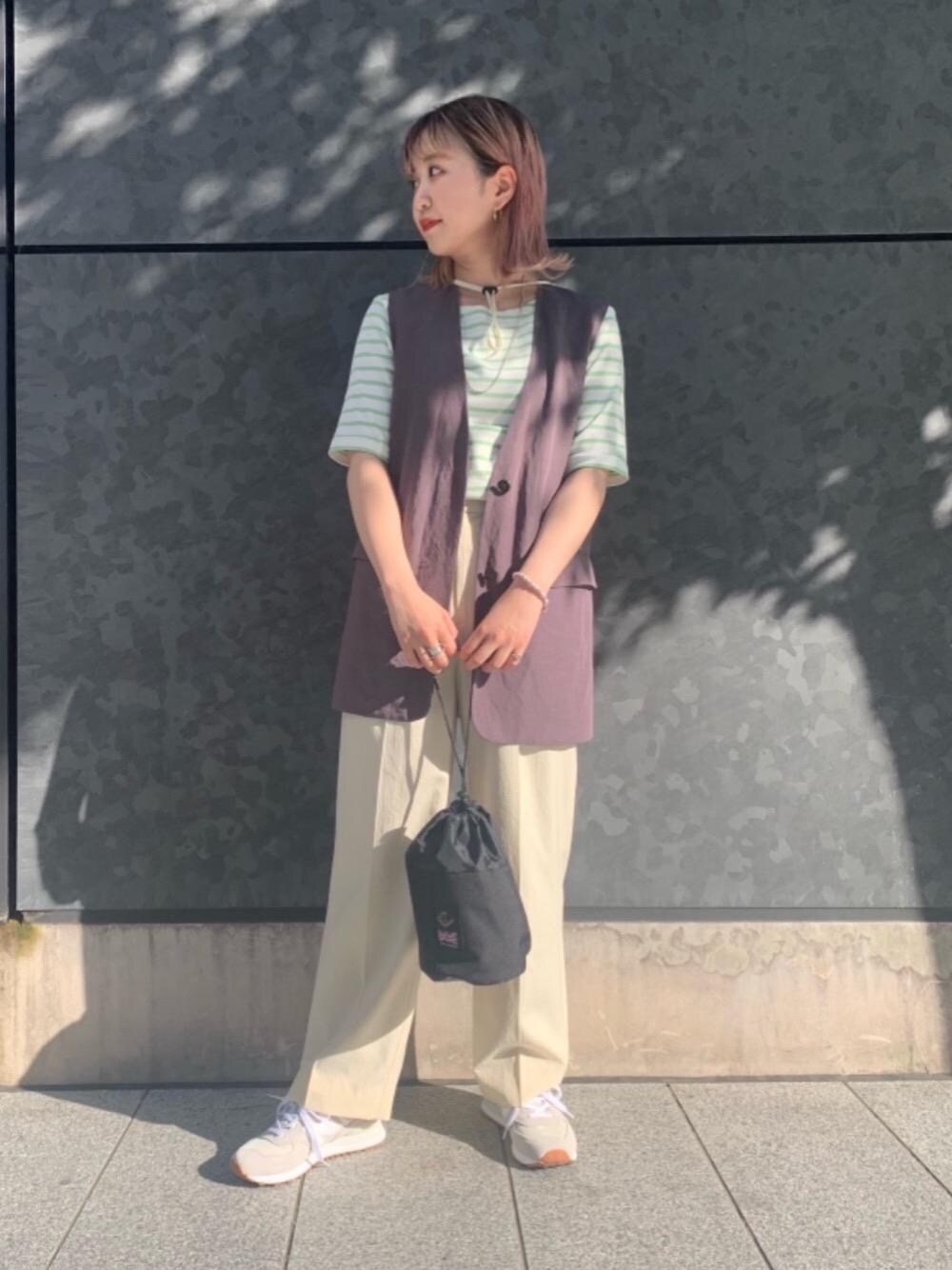 「スニーカー、トレンド、Tシャツ/カットソー、👟バッグ、ハット/キャップ、ぱんつ」｜「PHILIPPE AUDIBERTのBY PHILIPPE AUDIBERT ELVIREブレス ¨（ブレスレット、シルバー系）」を使った、福井（fukui）さん（レディース・159cm）の春コーディネートの1枚目の写真