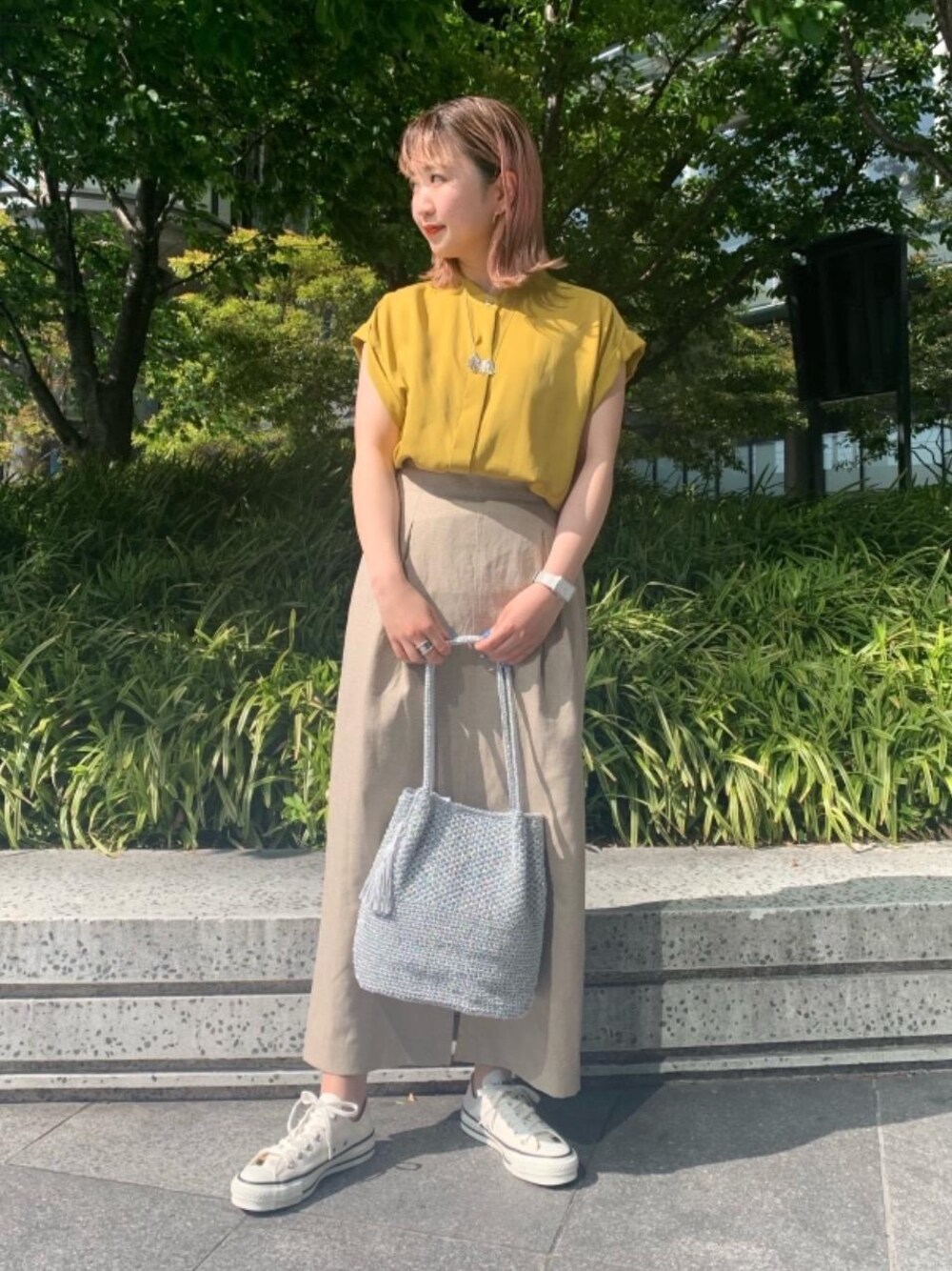 「スニーカー、スカート、フェミニン、シャツ/ブラウス、RECOMMEND  ITEM STYLING、👟バッグ」｜「Soierieの＜Soierie＞TWST S リング（リング、シルバー系）」を使った、福井（fukui）さん（レディース・159cm）の春コーディネートの1枚目の写真