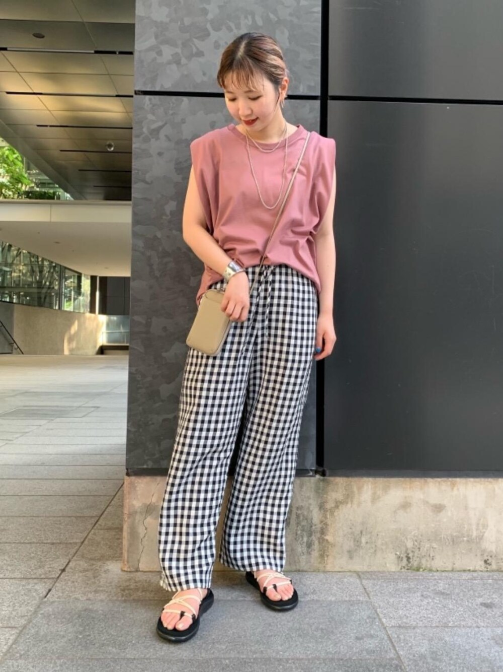 「リラックス、シューズ、Tシャツ/カットソー、RECOMMEND  ITEM STYLING、ぱんつ」｜「PHILIPPE AUDIBERTの【別注】＜PHILIPPE AUDIBERT（フィリップオーディベール）＞∴チェーンネックレス M（ネックレス、シルバー系）」を使った、福井（fukui）さん（レディース・159cm）の春コーディネートの1枚目の写真