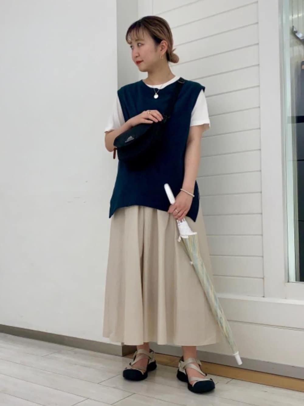 「スカート、シューズ、Tシャツ/カットソー、RECOMMEND  ITEM STYLING、👟バッグ」｜「PHILIPPE AUDIBERTのBY PHILIPPE AUDIBERT ELVIREブレス ¨（ブレスレット、シルバー系）」を使った、福井（fukui）さん（レディース・159cm）の春コーディネートの1枚目の写真