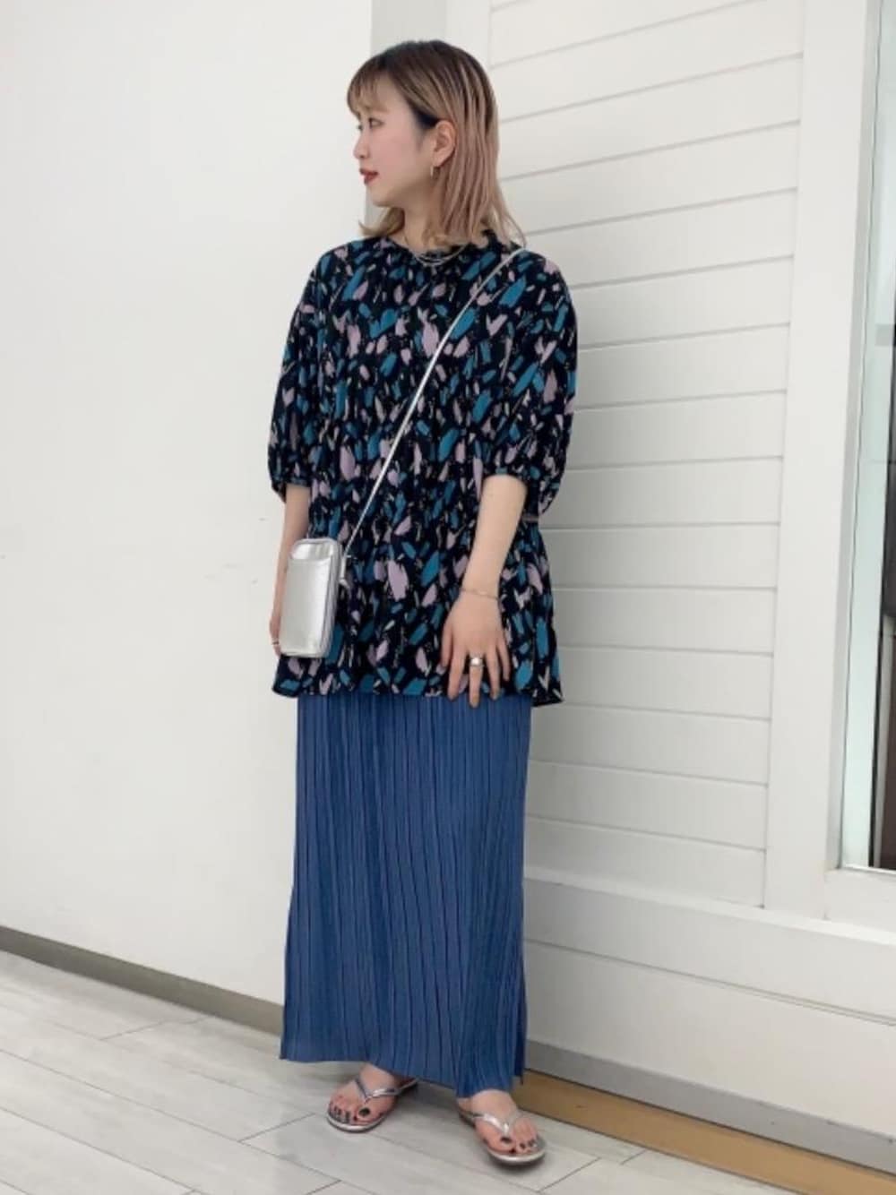 「スカート、シューズ、フェミニン、シャツ/ブラウス、RECOMMEND  ITEM STYLING、👟バッグ」｜「BEAUTY&YOUTH UNITED ARROWSのBY∴ レザージップスリムウォレットショルダー（ポーチ、シルバー系）」を使った、福井（fukui）さん（レディース・159cm）の春コーディネートの1枚目の写真