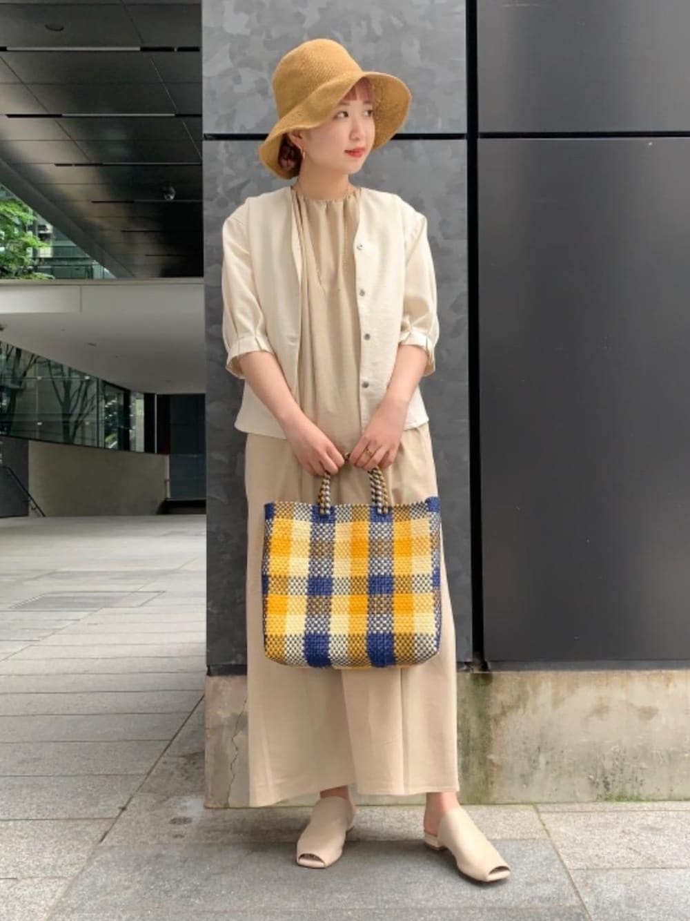 「ワンピース、シューズ、フェミニン、シャツ/ブラウス、RECOMMEND  ITEM STYLING、👟バッグ、ハット/キャップ」｜「OJO DE MEXの＜OJODEMEX＞∴チェックメルカドバッグ S/かごバッグ（かごバッグ、イエロー系）」を使った、福井（fukui）さん（レディース・159cm）の夏コーディネートの1枚目の写真