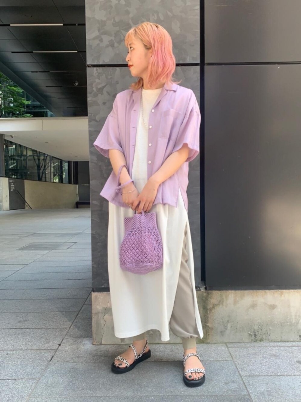 「ワンピース、トレンド、シューズ、シャツ/ブラウス、RECOMMEND  ITEM STYLING、👟バッグ、ぱんつ」｜「BEAUTY&YOUTH UNITED ARROWSのBY クロシェミニショルダーバッグ（ショルダーバッグ、パープル系）」を使った、福井（fukui）さん（レディース・159cm）の夏コーディネートの1枚目の写真