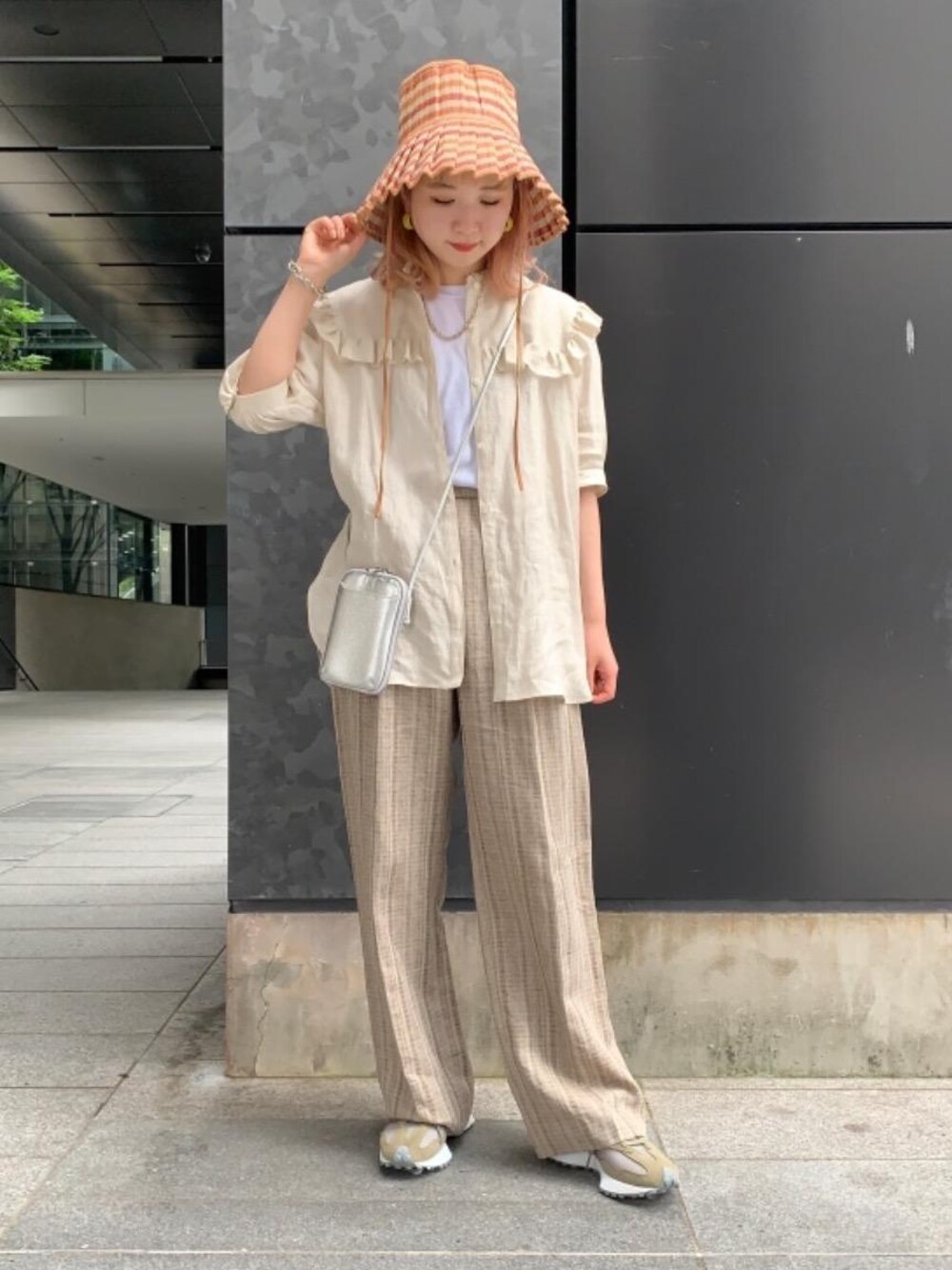 「スニーカー、トレンド、シャツ/ブラウス、Tシャツ/カットソー、RECOMMEND  ITEM STYLING、EXCLUTIVE ITEM STYLE、👟バッグ、ぱんつ」｜「BEAUTY&YOUTH UNITED ARROWSのBY∴ ヘンケイチェーンブレスレット（ブレスレット、シルバー系）」を使った、福井（fukui）さん（レディース・159cm）の夏コーディネートの1枚目の写真