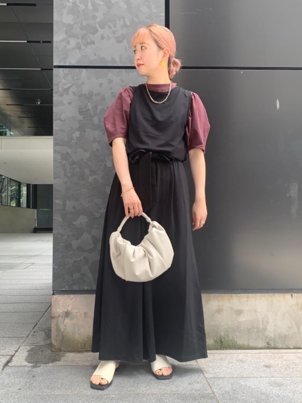 「オールインワン、リラックス、シューズ、Tシャツ/カットソー、👟バッグ、WEB LIMITED ITEM」｜「BEAUTY&YOUTH UNITED ARROWSのBY チェーンコンビブレスレット（ブレスレット、ゴールド系）」を使った、福井（fukui）さん（レディース・159cm）の夏コーディネートの1枚目の写真