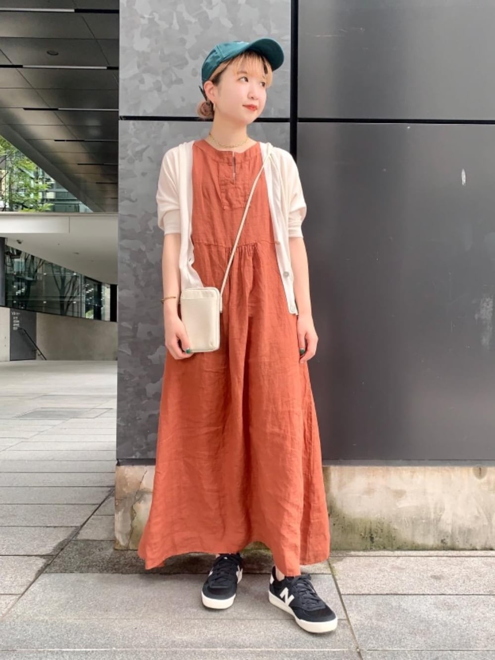 「カーディガン、スニーカー、ワンピース、RECOMMEND  ITEM STYLING、👟バッグ、ハット/キャップ、WEB LIMITED ITEM」｜「BEAUTY&YOUTH UNITED ARROWSの【WEB限定】by ※∴フレンチリネン ノースリーブマキシワンピース -ウォッシャブル-（ワンピース、オレンジ系）」を使った、福井（fukui）さん（レディース・159cm）の夏コーディネートの1枚目の写真