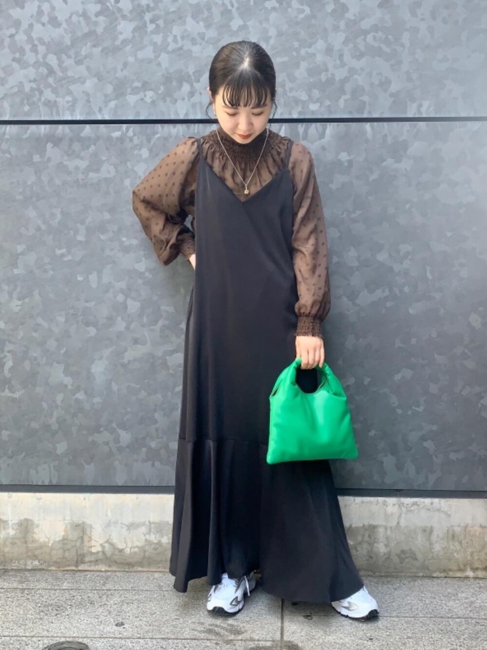 「スニーカー、ワンピース、トレンド、シャツ/ブラウス、RECOMMEND  ITEM STYLING、EXCLUTIVE ITEM STYLE、👟バッグ」｜「BYOKAの＜BYOKA＞ゴールドカラーLIMPイヤーカフ Ψ（イヤーカフ、ゴールド系）」を使った、福井（fukui）さん（レディース・159cm）の夏コーディネートの1枚目の写真