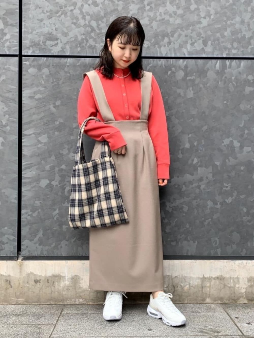 「カーディガン、スニーカー、スカート、RECOMMEND  ITEM STYLING、👟バッグ」｜「BEAUTY&YOUTH UNITED ARROWSのBY∴ 淡水パール ショートネックレス（ネックレス、ホワイト系）」を使った、福井（fukui）さん（レディース・159cm）の秋コーディネートの1枚目の写真