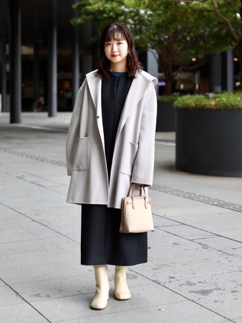 「ワンピース、シューズ、フェミニン、Tシャツ/カットソー、RECOMMEND  ITEM STYLING、👟バッグ」｜「BEAUTY&YOUTH UNITED ARROWSのBY リバーフードミドルコート ∴（その他アウター、グレー系）」を使った、福井（fukui）さん（レディース・159cm）の秋コーディネートの1枚目の写真