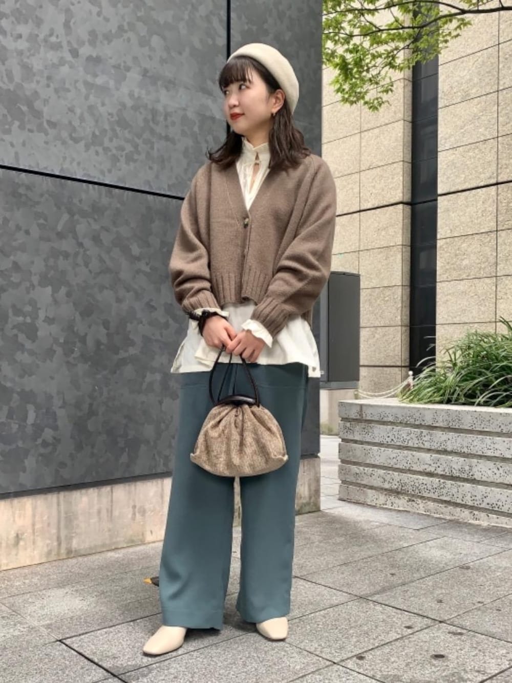 「カーディガン、シューズ、シャツ/ブラウス、RECOMMEND  ITEM STYLING、👟バッグ、ハット/キャップ、ぱんつ」｜「BEAUTY&YOUTH UNITED ARROWSのBY タンブラーツイルパッチポケット イージーパンツ -ウォッシャブル- ∴（その他パンツ、ブルー系）」を使った、福井（fukui）さん（レディース・159cm）の秋コーディネートの1枚目の写真