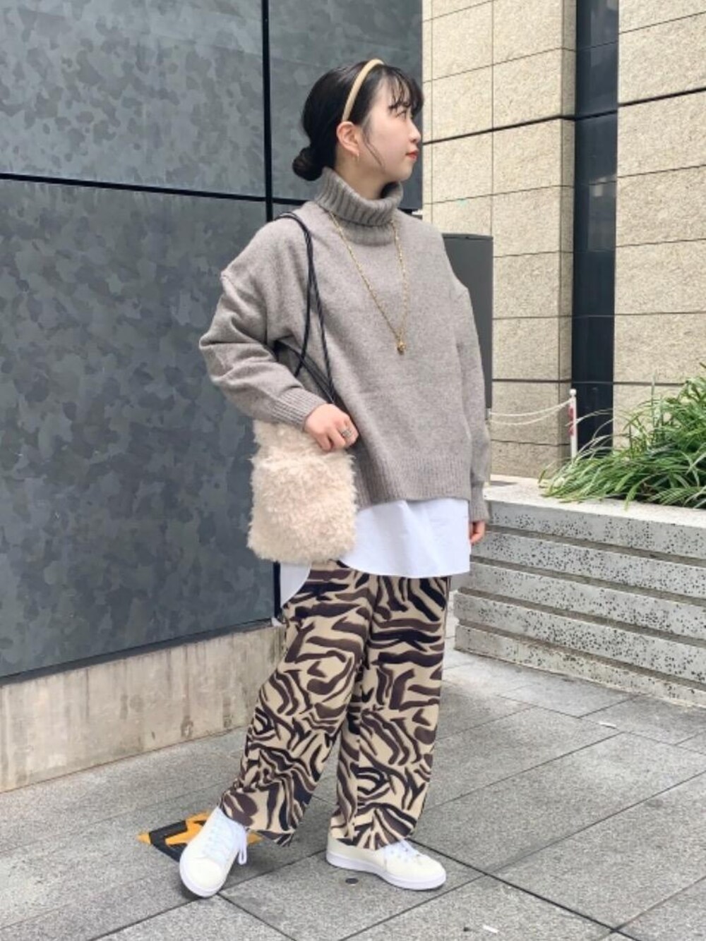 「スニーカー、RECOMMEND  ITEM STYLING、EXCLUTIVE ITEM STYLE、👟バッグ、ニット/セーター、ぱんつ」｜「by Preekの＜by Preek（バイプリーク）＞スモール フープピアス（ピアス（両耳用）、ゴールド系）」を使った、福井（fukui）さん（レディース・159cm）の秋コーディネートの1枚目の写真