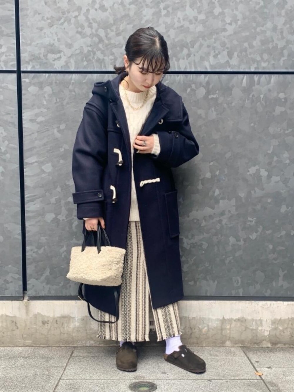 「スカート、シューズ、👟バッグ、ニット/セーター、あうたー」｜「by Preekの＜by Preek（バイプリーク）＞スモール フープピアス（ピアス（両耳用）、ゴールド系）」を使った、福井（fukui）さん（レディース・159cm）の秋コーディネートの1枚目の写真
