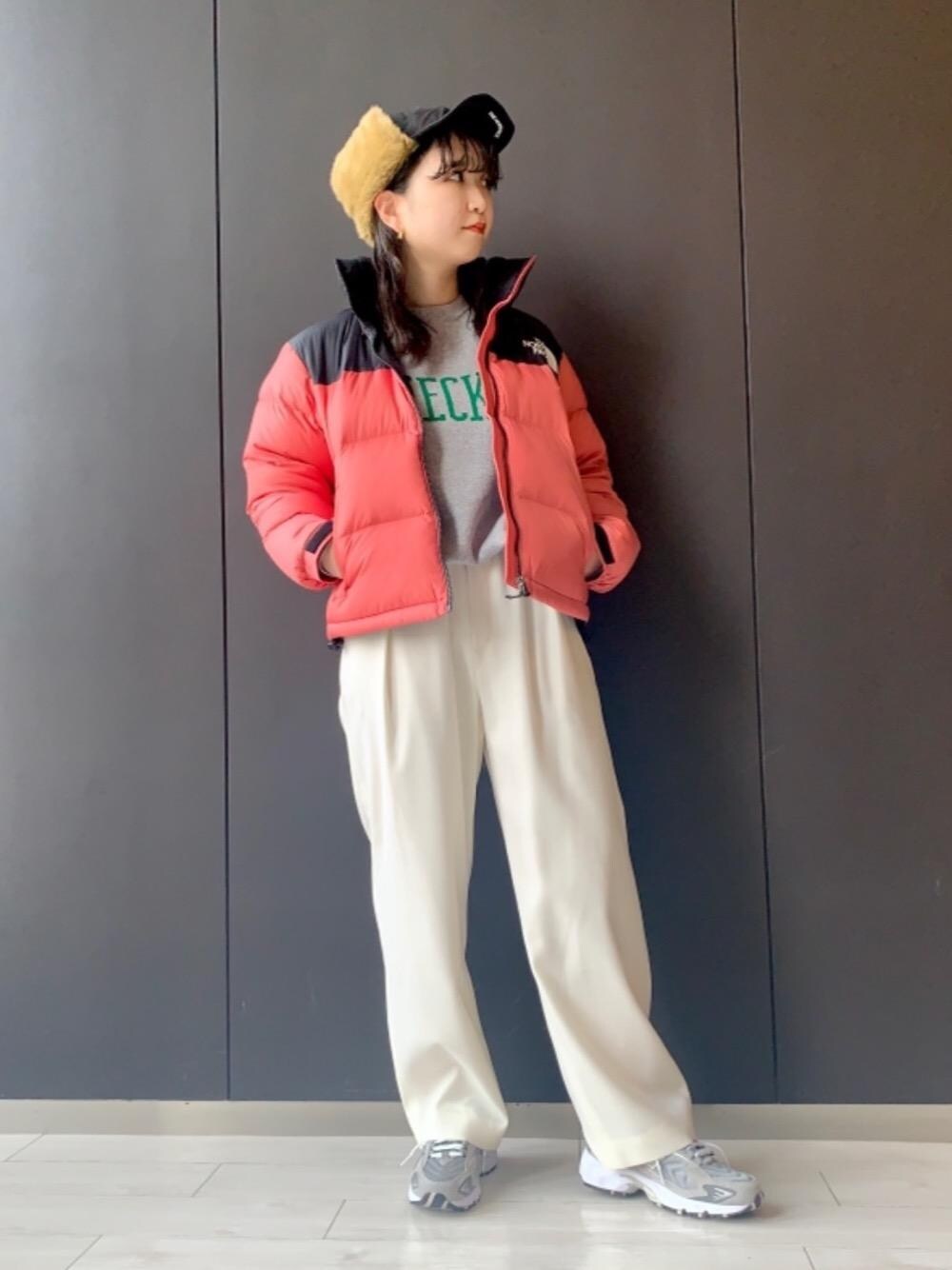 「スニーカー、WIDE SILHOUETTE STYLE、ハット/キャップ、ニット/セーター、あうたー」｜「by Preekの＜by Preek（バイプリーク）＞スモール フープピアス（ピアス（両耳用）、ゴールド系）」を使った、福井（fukui）さん（レディース・159cm）の秋コーディネートの1枚目の写真