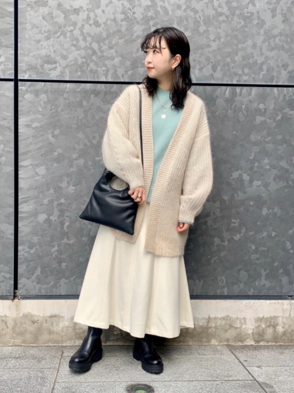 「カーディガン、スカート、シューズ、フェミニン、Tシャツ/カットソー、RECOMMEND  ITEM STYLING、👟バッグ」｜「BEAUTY&YOUTH UNITED ARROWSのBY コインネックレス -3WAY-（ネックレス、ゴールド系）」を使った、福井（fukui）さん（レディース・159cm）の秋コーディネートの1枚目の写真