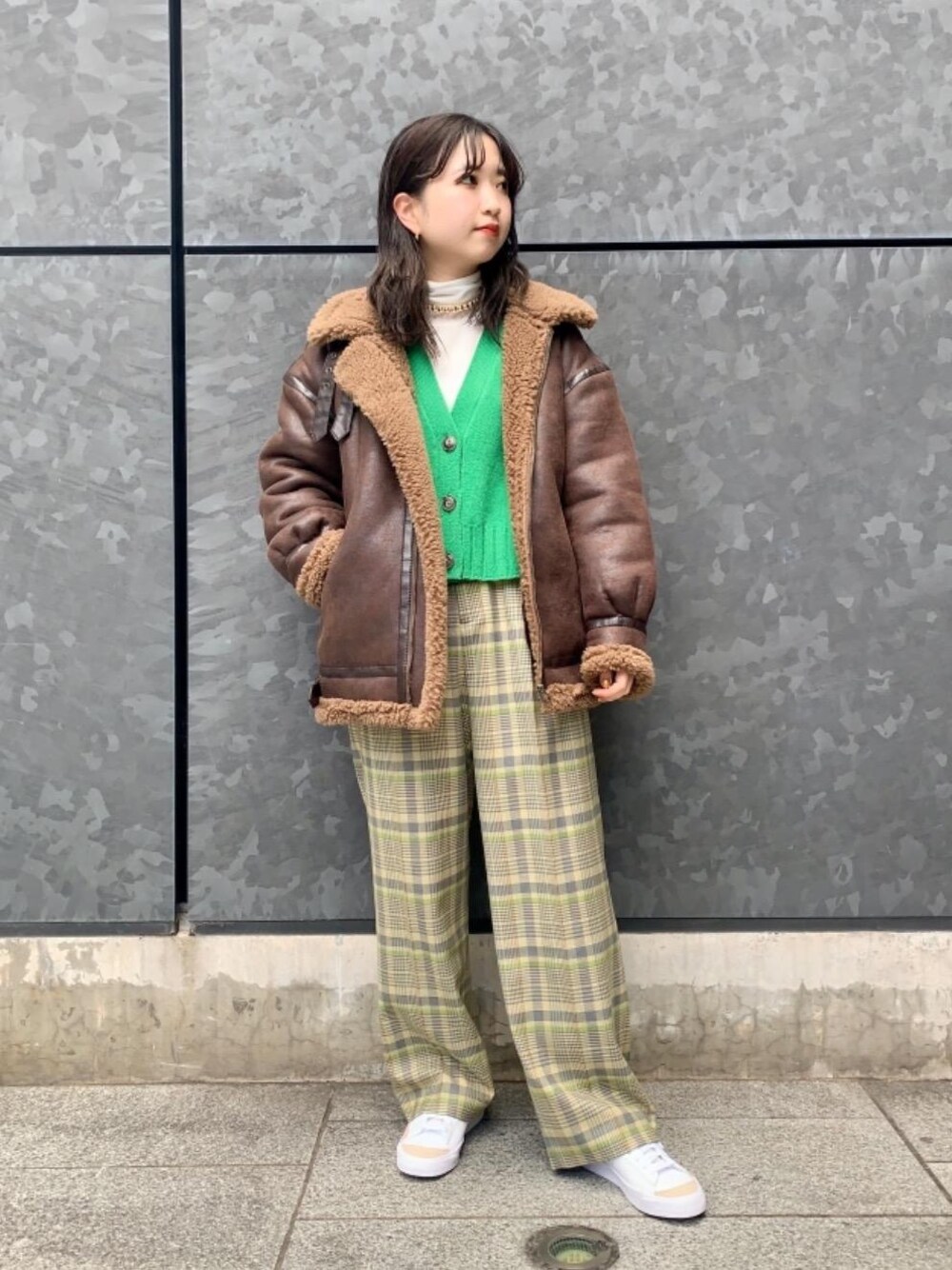 「カーディガン、スニーカー、RECOMMEND  ITEM STYLING、ぱんつ、あうたー」｜「by Preekの＜by Preek（バイプリーク）＞スモール フープピアス（ピアス（両耳用）、ゴールド系）」を使った、福井（fukui）さん（レディース・159cm）の冬コーディネートの1枚目の写真
