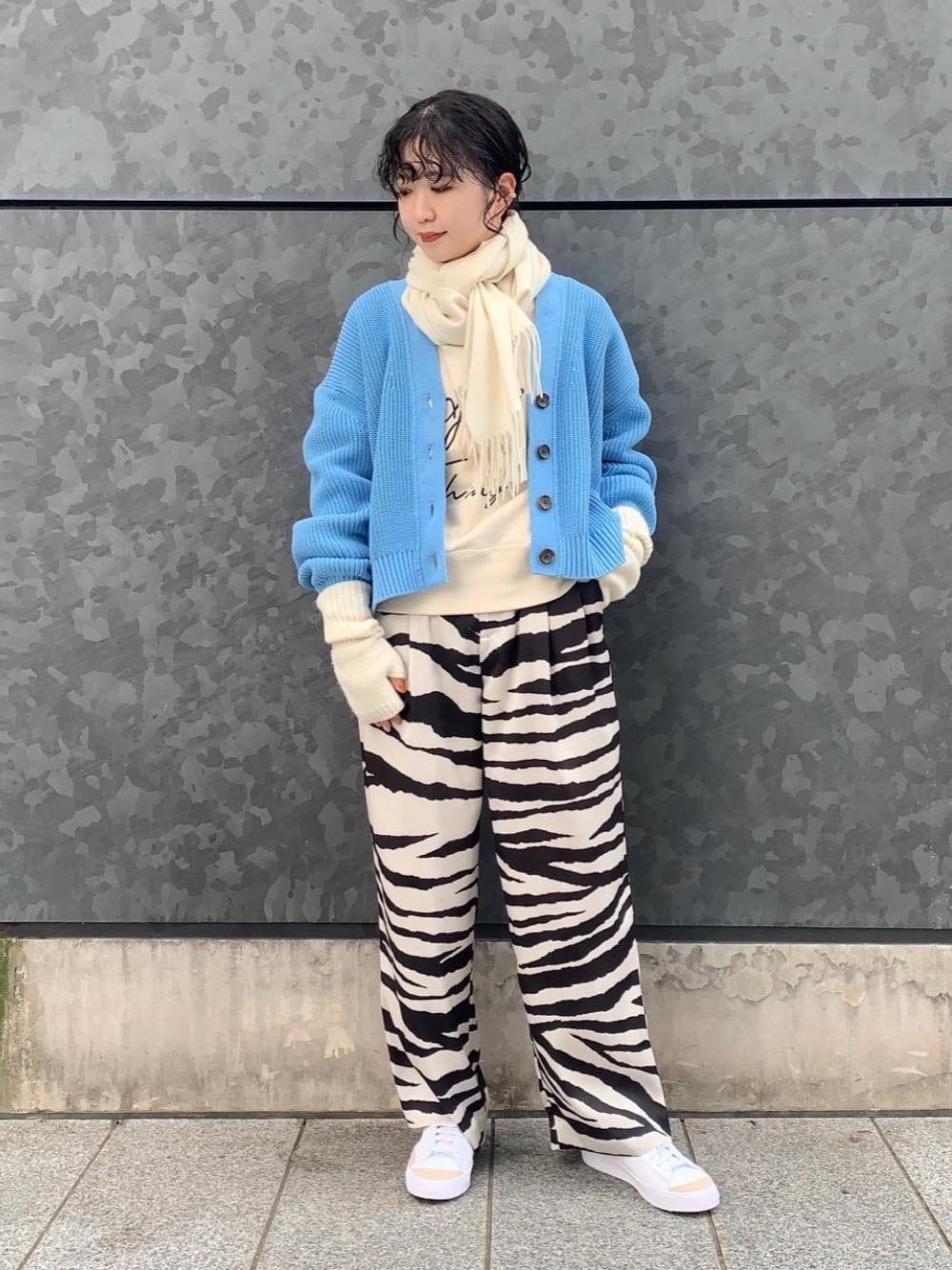 「カーディガン、スニーカー、Tシャツ/カットソー、ぱんつ」｜「BEAUTY&YOUTH UNITED ARROWSのBY カシミヤ ソリッド ストール（ストール/ショール、ホワイト系）」を使った、福井（fukui）さん（レディース・159cm）の冬コーディネートの1枚目の写真