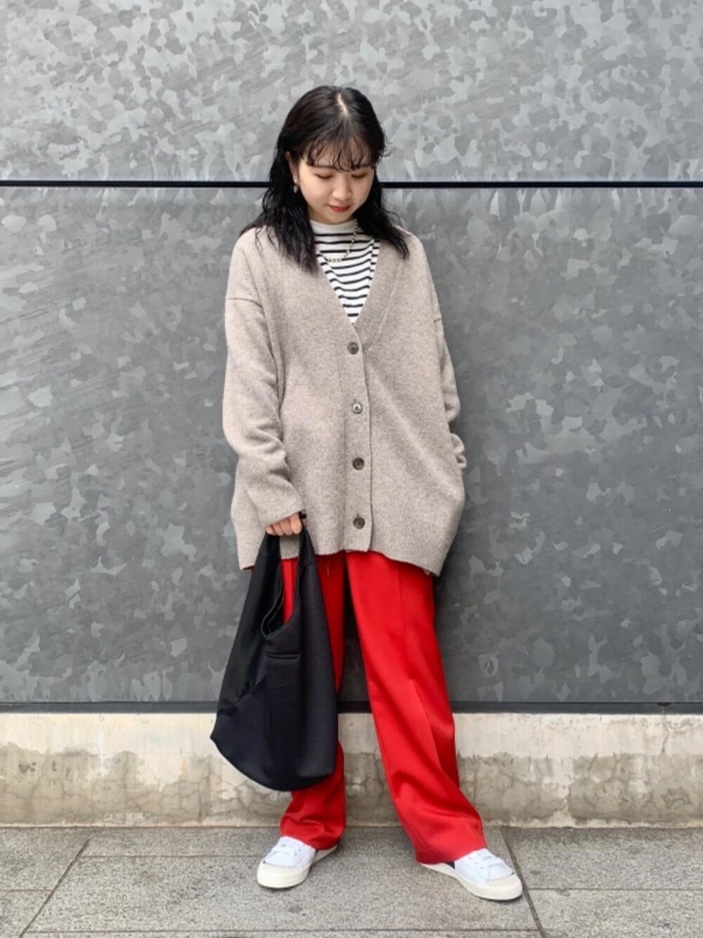 「カーディガン、スニーカー、Tシャツ/カットソー、RECOMMEND  ITEM STYLING、👟バッグ、ぱんつ」｜「BEAUTY&YOUTH UNITED ARROWSのBY ウールカシミヤ アクアオーバーVネックカーディガン ∴（カーディガン/ボレロ、ブラウン系）」を使った、福井（fukui）さん（レディース・159cm）の冬コーディネートの1枚目の写真