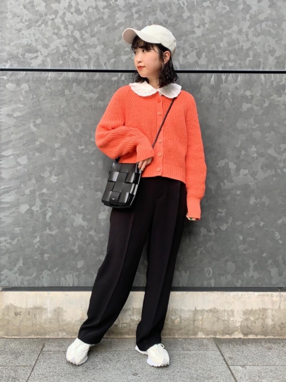 「カーディガン、スニーカー、シャツ/ブラウス、RECOMMEND  ITEM STYLING、EXCLUTIVE ITEM STYLE、👟バッグ、ハット/キャップ、ぱんつ」｜「NEW BALANCEの【国内exclusive】＜New Balance(ニューバランス)＞WS327BV/スニーカー ∴（スニーカー、ホワイト系）」を使った、福井（fukui）さん（レディース・159cm）の冬コーディネートの1枚目の写真