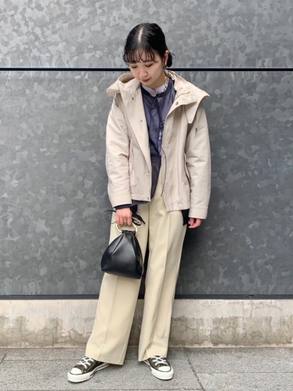 「スニーカー、シャツ/ブラウス、Tシャツ/カットソー、EXCLUTIVE ITEM STYLE、SPRING OUTER STYLE、👟バッグ、ぱんつ、あうたー」｜「by Preekの＜by Preek（バイプリーク）＞淡水パール フラワービーズネックレス Ψ∴（ネックレス、ブラック系）」を使った、福井（fukui）さん（レディース・159cm）の冬コーディネートの1枚目の写真