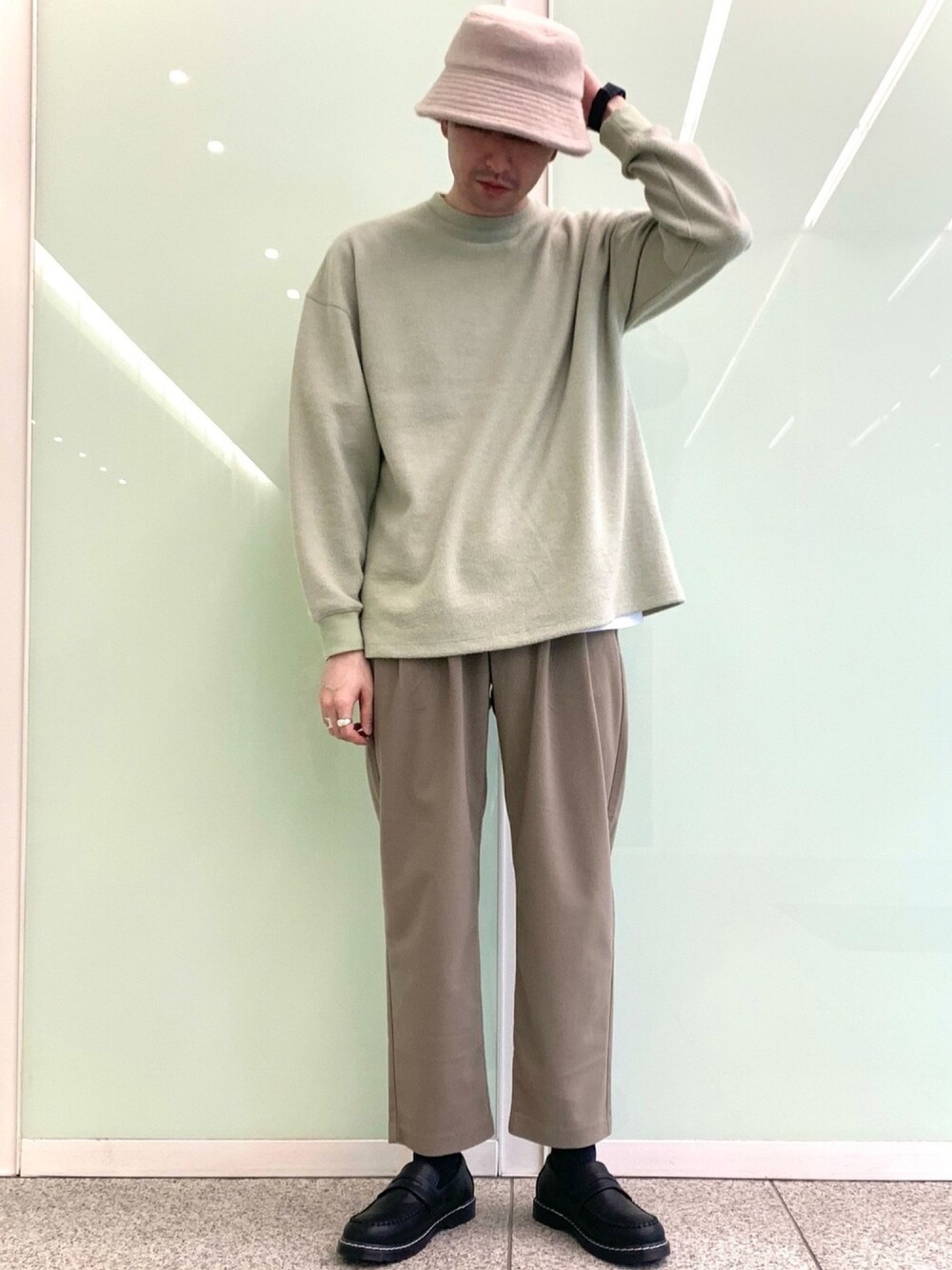 「テーパードパンツ、コーデュロイ、グリーン、ローファー、プルオーバー、シャギー、SENSEOFPLACE、センスオブプレイス」｜「SENSE OF PLACE by URBAN RESEARCHのカラーリブプルオーバー（スウェット、グリーン系）」を使った、sopryota1104さん（メンズ・180cm）の秋コーディネートの1枚目の写真
