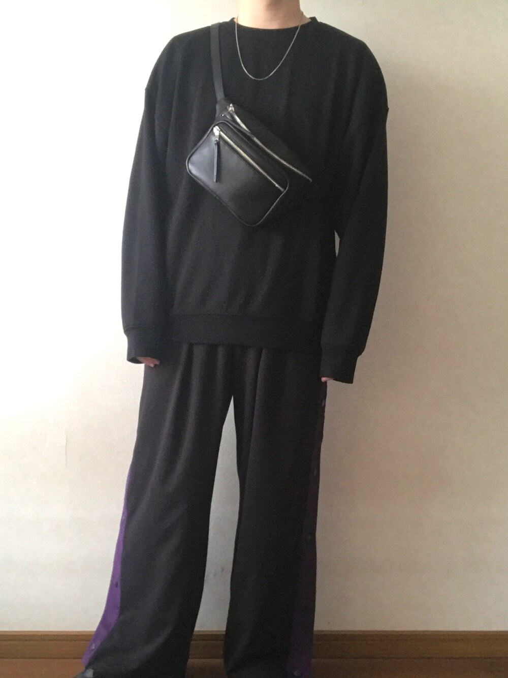 ブラック系のスウェット、ブラック系のその他パンツ、ブラック系のスニーカーを着用したメンズの秋コーディネートの1枚目の写真