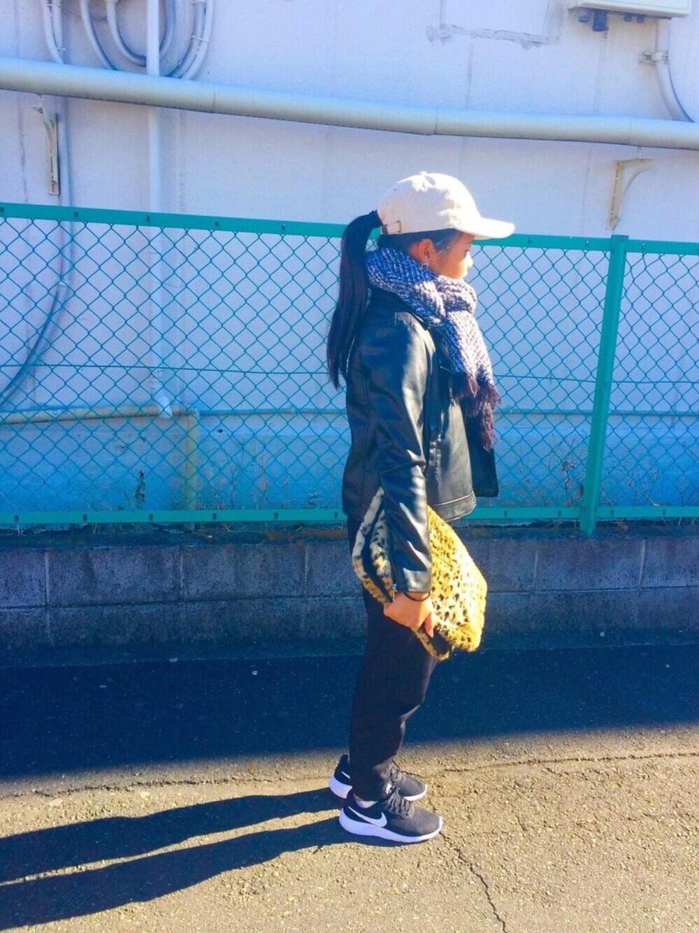 「ドラフトリーバイス、2017、マフラー、あったか、ライダースジャケット、NIKE、ナイキスニーカー、キャップ ベージュ」｜「old clothesのアイテム（キャップ、ベージュ系）」を使った、PoPoさん（レディース・162cm）の冬コーディネートの1枚目の写真
