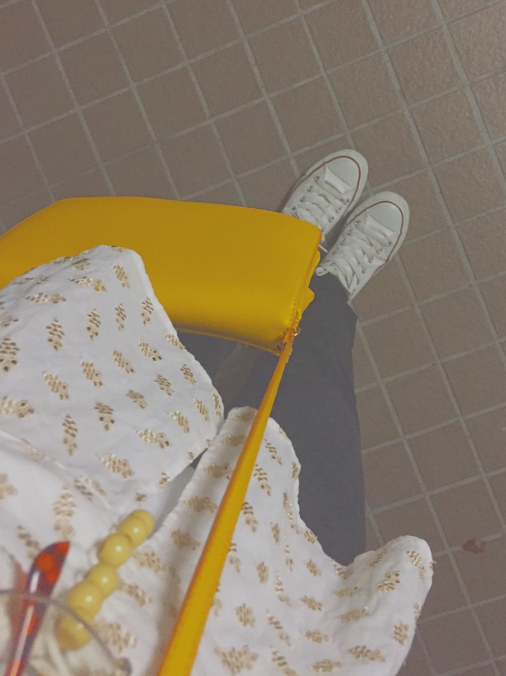 「夏コーデ、JILLSTUART、converse、コンバース、黒スキニー、めがね、イエローバッグ、yellow、ootd、足元倶楽部」｜「H&Mのアイテム（ショルダーバッグ、イエロー系）」を使った、PoPoさん（レディース・153cm）の夏コーディネートの1枚目の写真