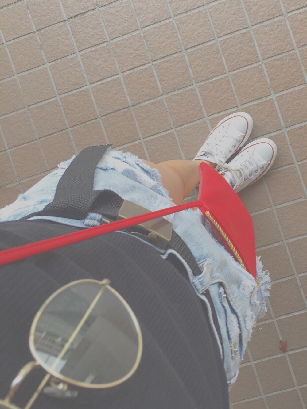 「夏コーデ、黒赤、赤いバッグ、RED×BLACK、black、リブT、ユニクロ、converse、コンバース、短パン」｜「CONVERSEのCONVERSE コンバース ALL STAR OX オールスター オックス　（スニーカー、ホワイト系）」を使った、PoPoさん（レディース・153cm）の夏コーディネートの1枚目の写真