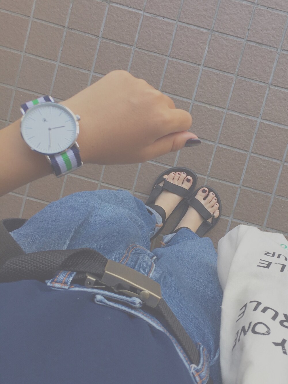「ootd、足元倶楽部、FOREVER 21、デニム、GU、サンダル、腕時計、ガチャベルト、夏コーデ、カジュアルコーデ」｜「GUのアイテム（サンダル、ブラック系）」を使った、PoPoさん（レディース・153cm）の夏コーディネートの1枚目の写真