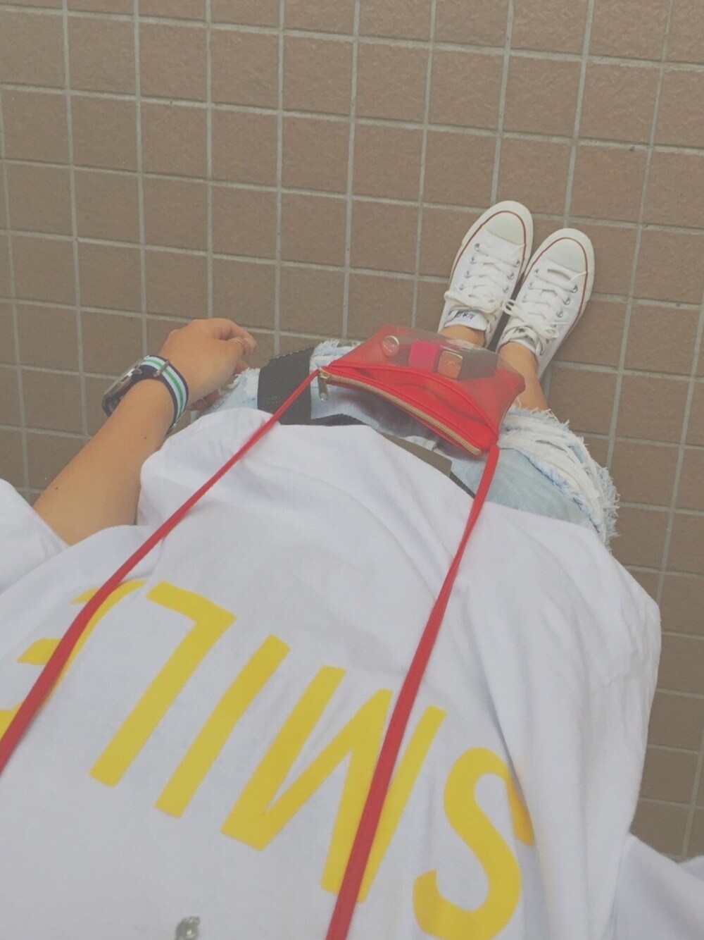 「smile、夏コーデ、デカT、大きめTシャツ、シンプルコーデ、BBQ、腕時計、プチプラ、converse、メンズ」｜「coenのラバープリントメッセージTシャツ（Tシャツ/カットソー、ホワイト系）」を使った、PoPoさん（レディース・153cm）の夏コーディネートの1枚目の写真