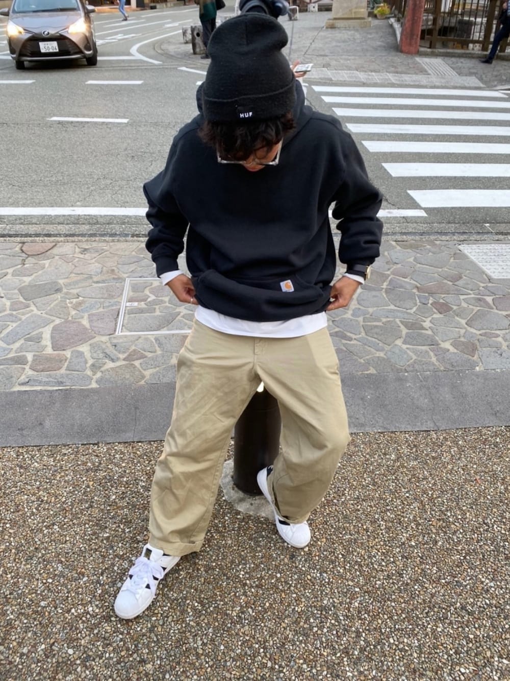 「いいね、save、フォローお願いします🤑、フォローミー、ゆるコーデ、黒、ベージュ、carhartt、おしゃれさんと繋がりたい、古着」｜「HUFのBOX LOGO BEANIE　HUF ハフ　ビーニー（ニットキャップ/ビーニー、ブラック系）」を使った、セントくん       さん（メンズ・170cm）の秋コーディネートの1枚目の写真