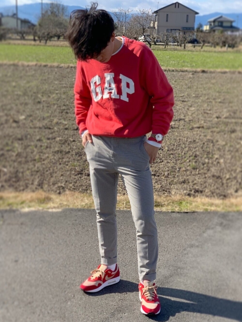 「カジュアルコーデ、お洒落さんとつながりたい、red、いいね返し、いいね、save、フォローお願いします🤑、チェック、冬、低身長コーデ、color、シンプルコーデ」｜「GAPのロゴフリース クルーネックプルオーバー（スウェット、レッド系）」を使った、セントくん       さん（メンズ・170cm）の冬コーディネートの1枚目の写真